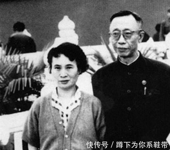 错误|溥仪晚年回故宫参观,看到光绪房间的照片,指出一错误让专家羞愧!