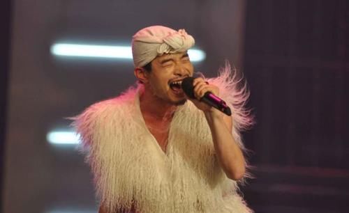 他曾是《星光大道》冠军,因身份造假被迫退圈,如今要靠老婆养活