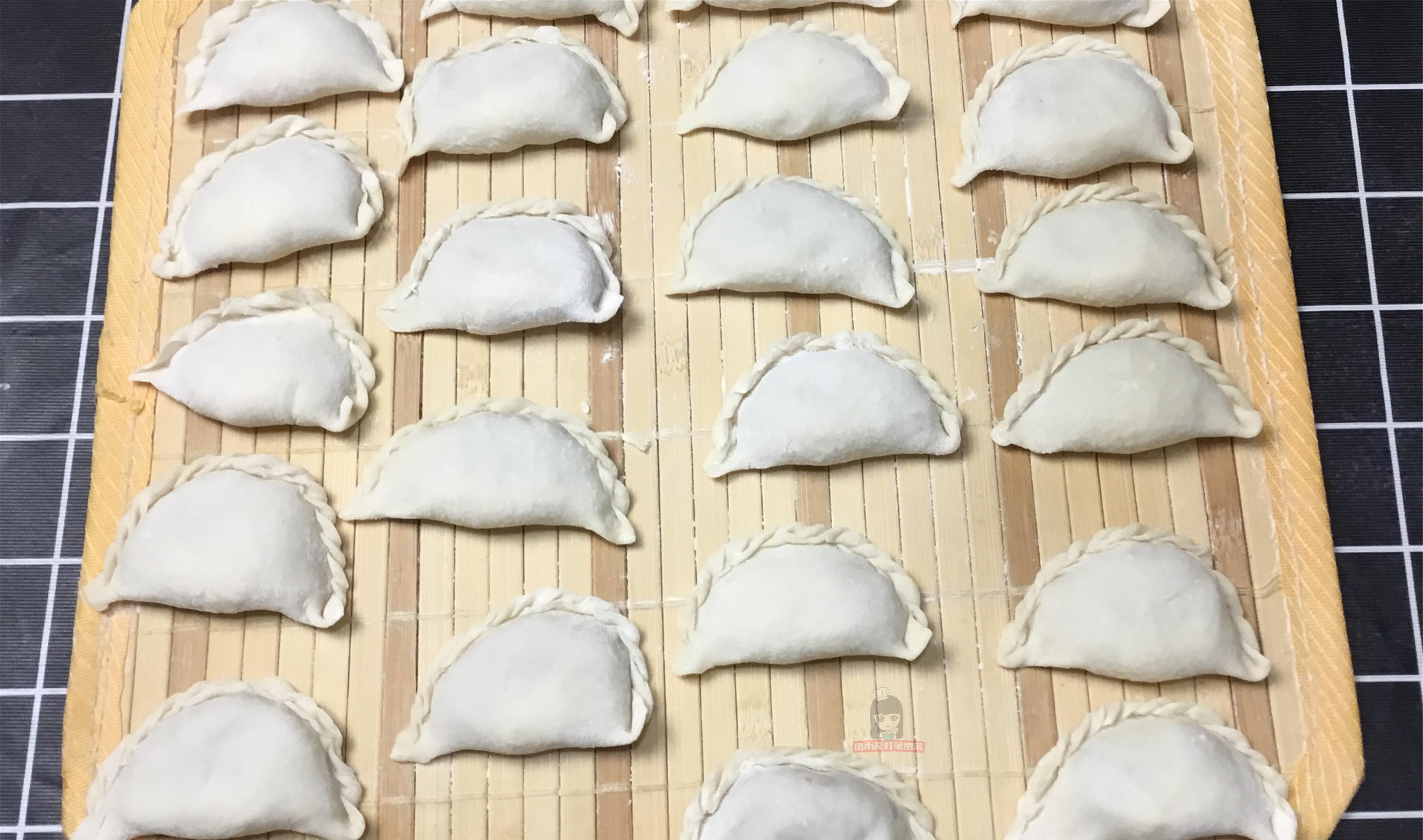 微黄翻面|白菜小盒子的家常做法，一包一捏，外酥里软，咬一口满嘴香