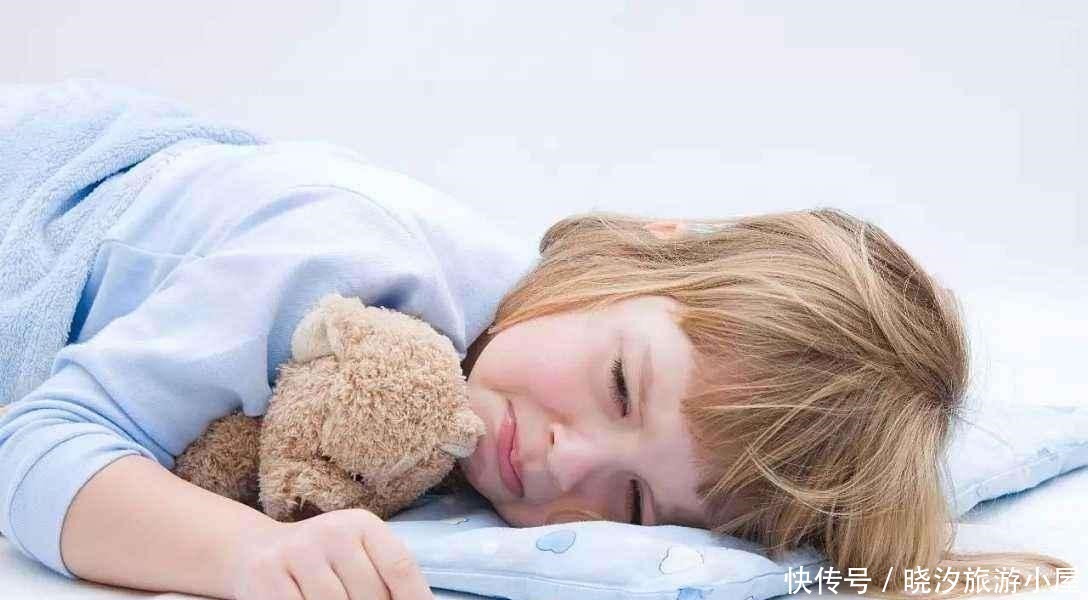 灵机|宝爸走路太快，宝宝追不上，灵机一动直接倒地引注意