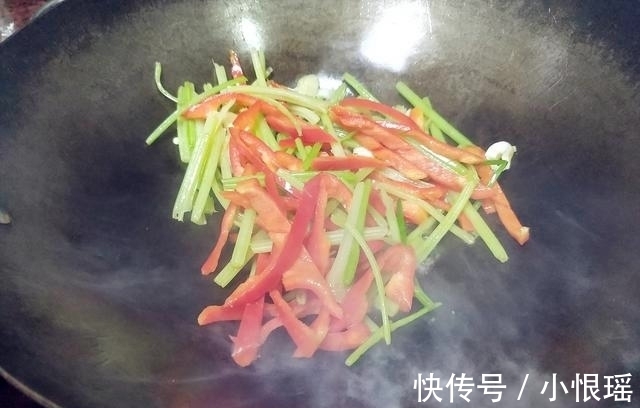 窍门|炒芹菜也有窍门,只要多一步,芹菜香嫩不变色,还很入味!