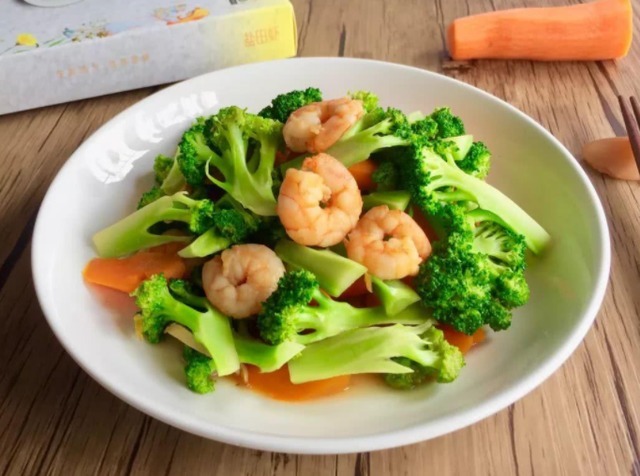 蔬菜|常吃西红柿会伤甲状腺,医生提醒,不想结节滞留,要少碰2种蔬菜