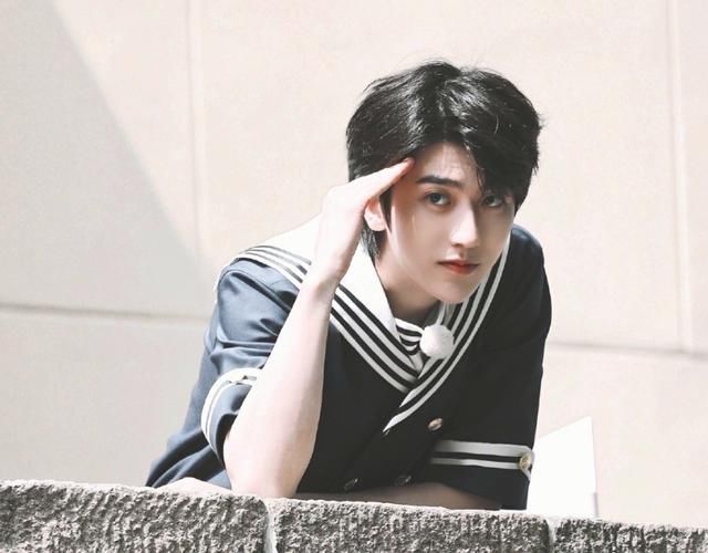 人品 吳宣儀超短裙參加《跑男》,注意旁邊蔡徐坤的手,真實人品藏不住