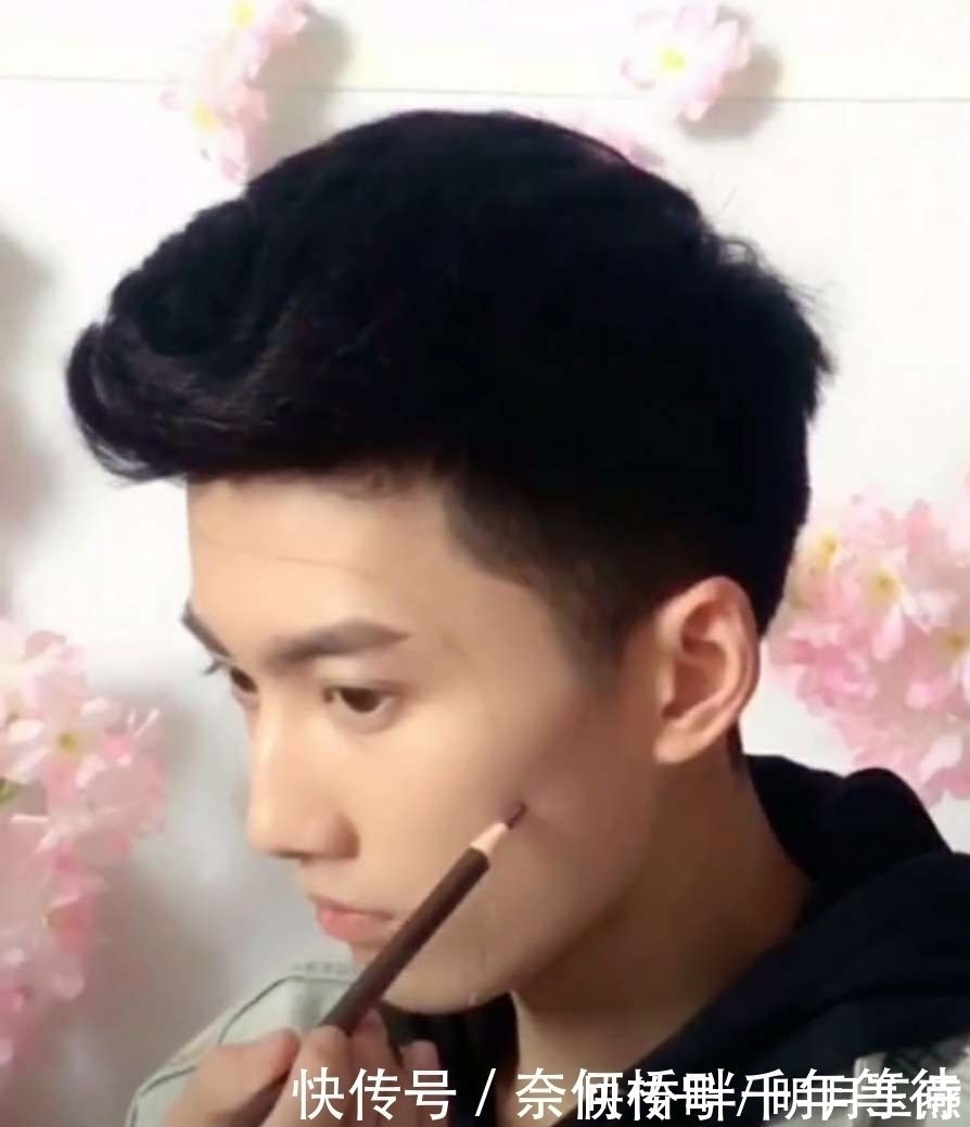 3D面具$小伙在脸上画3D面具,透明效果有点震撼,网友表示:想学