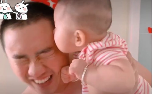 伤害|“互相伤害版”父子火了,萌娃:干就完了,我穿尿不湿的怕过谁?