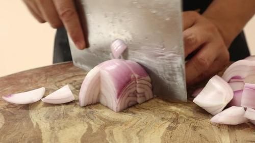  滑嫩|大厨教你做“洋葱炒鸡蛋”，鸡蛋滑嫩味道好，家常菜简单又营养