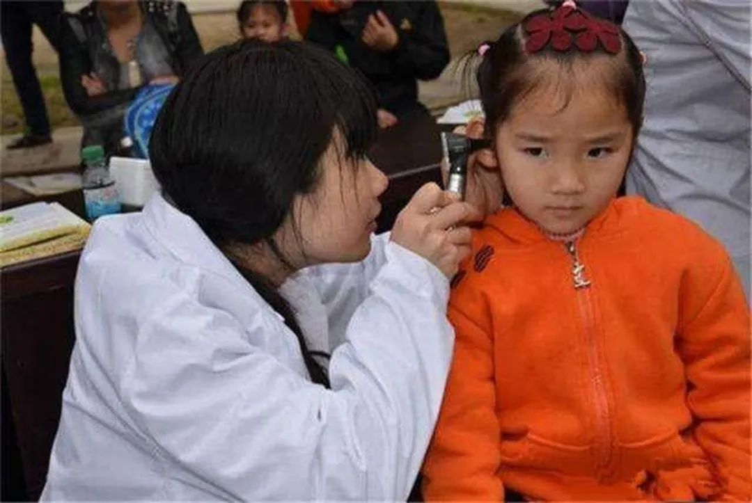 液体|娃耳朵进虫子,妈妈果断地处理方式救了孩子的听力,连医生都夸赞