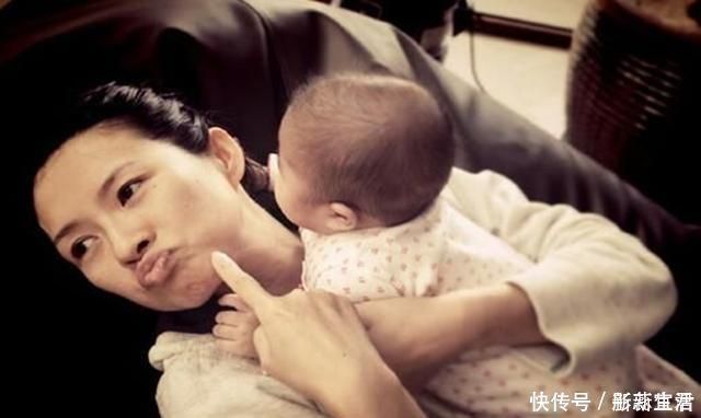 孩子|“人贩子爸爸”走红,抱着亲生儿子如同偷娃,慌张神情令人想笑