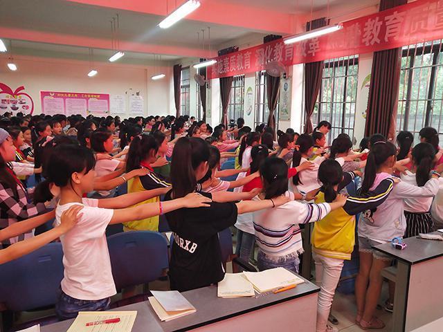 贪吃|全班同学欢庆元旦,贪吃男孩躲角落里吃“火锅”,老师看后不淡定