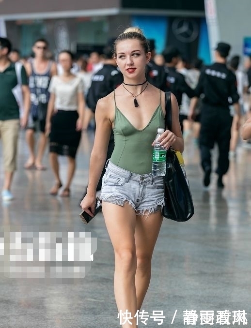 街拍:女人们穿三角形短裤,长腿“露”出线条,回头率绝对最高!