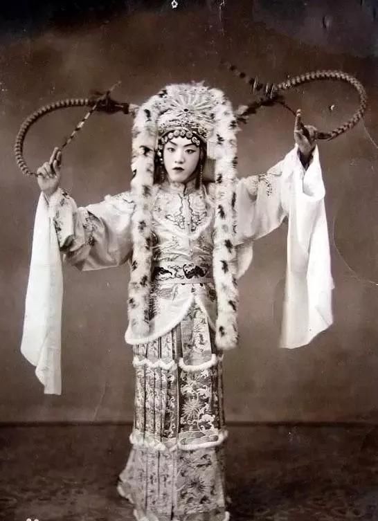 青楼女子|力压张学良张伯驹，他是民国四公子之首，死后上千名青楼女子相送