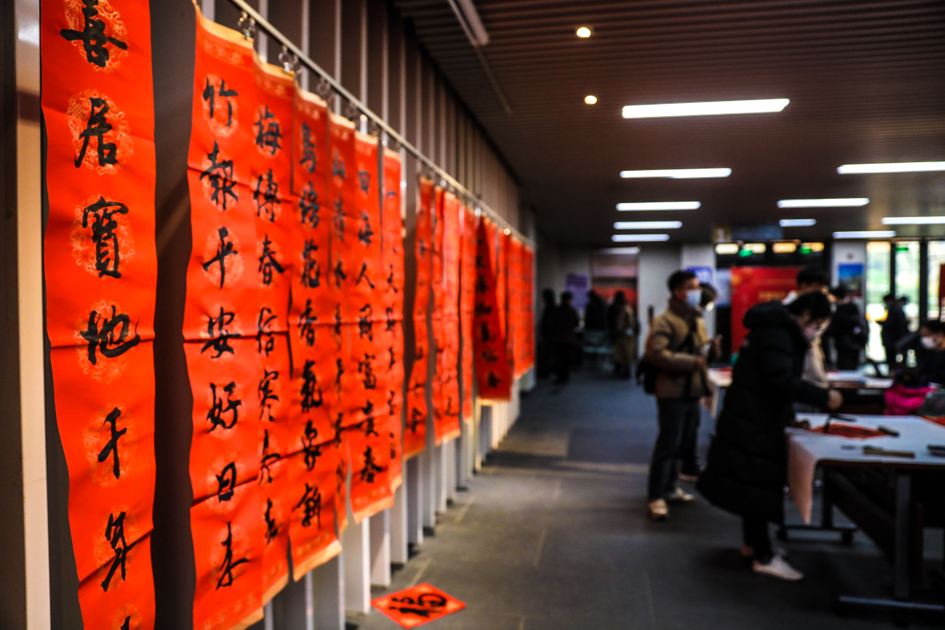 高校@视频|上海市高校“渊雷杯”师生楹联书法作品展举行:把吉祥带回家,将传统留下