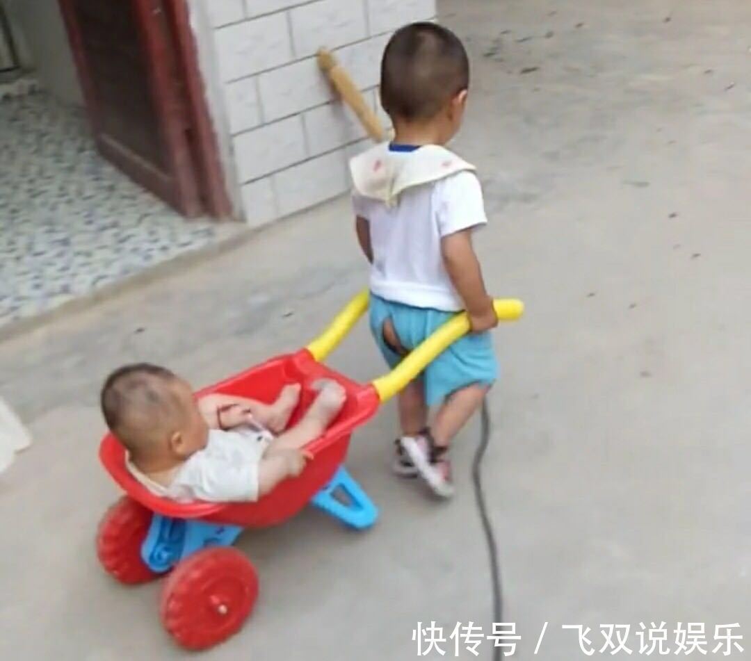 李妈妈|宝妈在厨房做事,让3岁的哥哥带弟弟玩,出来一看,乐得合不拢嘴