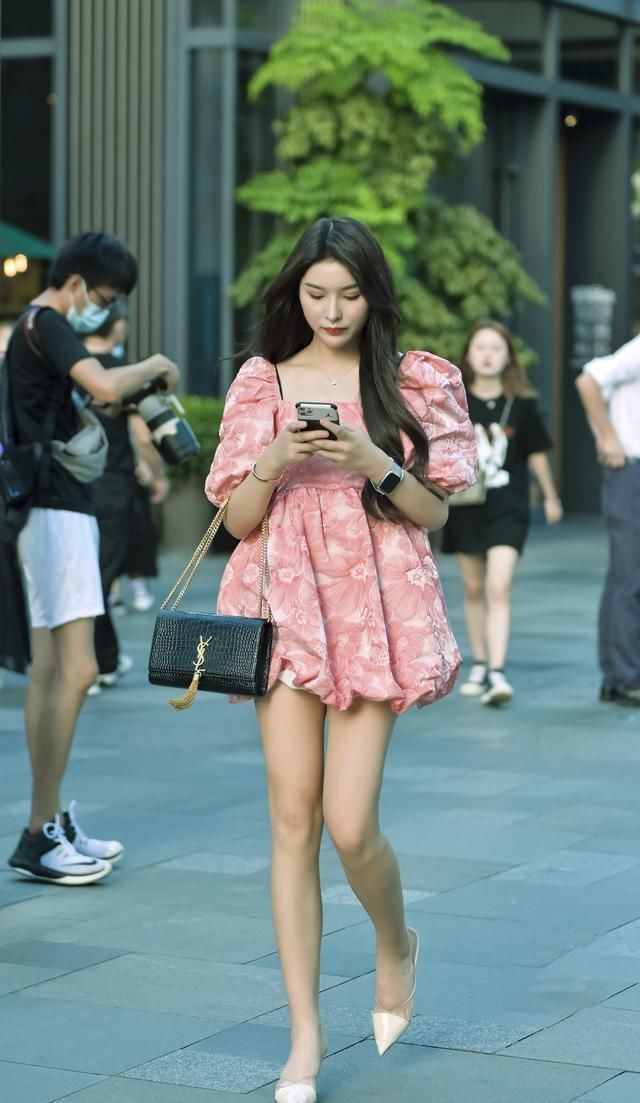 依然|立秋了,天气依然很炎热,美女选择高跟凉拖鞋出街,清凉又显身材