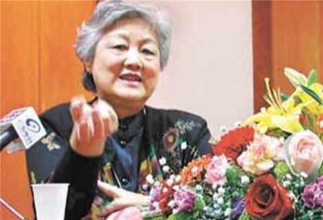 时尚$章含之:参加女儿洪晃的时尚活动,自己是全场唯一的时尚老太