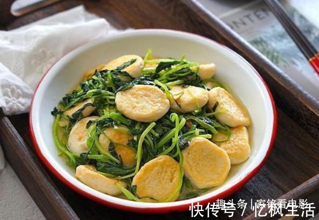 美食推荐鱼饼炒青菜、葱油鸡腿、酸辣开胃汤、香椿炒鸡蛋的做法