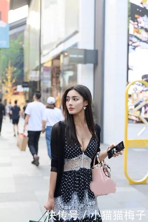 路人街拍颜值很好的时尚小姐姐,蕾丝波点裙凸显完美好身材
