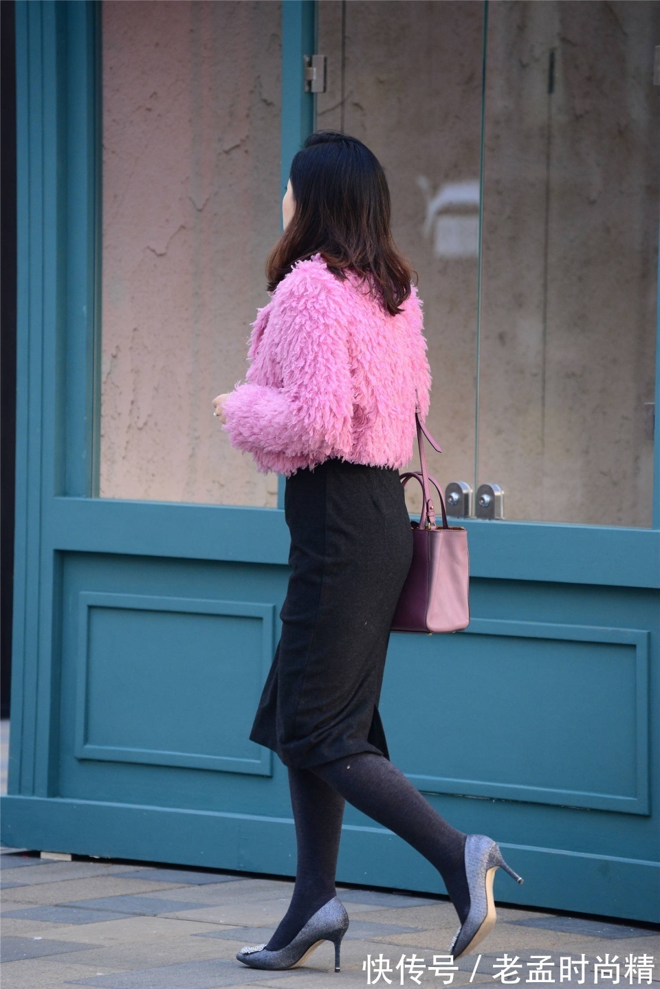 姑娘|长裙搭配打底裤,这是到了冬天的穿搭,显瘦还衬托高级感