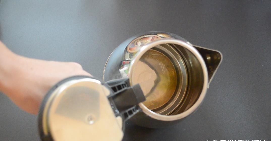 水壶里撒一把它, 水垢自动往下掉, 一年都不用刷水壶, 太实用了