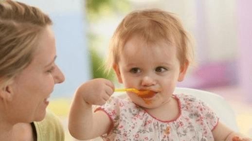 男孩儿|吃货宝宝半夜跑厨房偷吃,被妈妈逮到还一脸淡定,惯犯无疑了