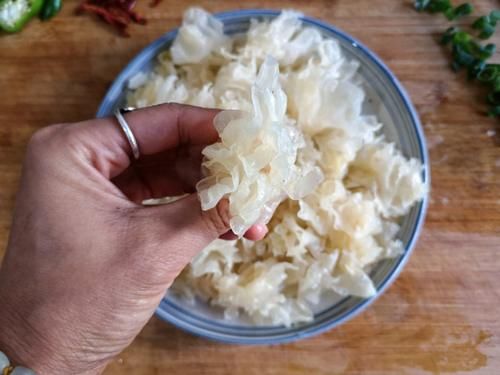 青椒、干辣椒、银耳、木耳这样一起爆炒，味道不会让你失望