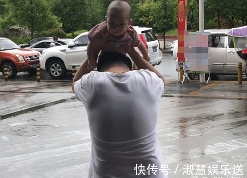 萌娃|奶爸用娃“遮风挡雨”火了, 这大概是全网混得最惨的萌娃了