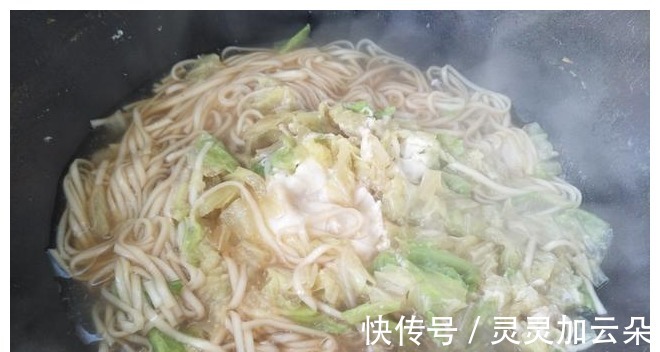 热气腾腾|一个人吃早餐不将就,荷包鸡蛋下挂面,简单省事,热气腾腾真香!