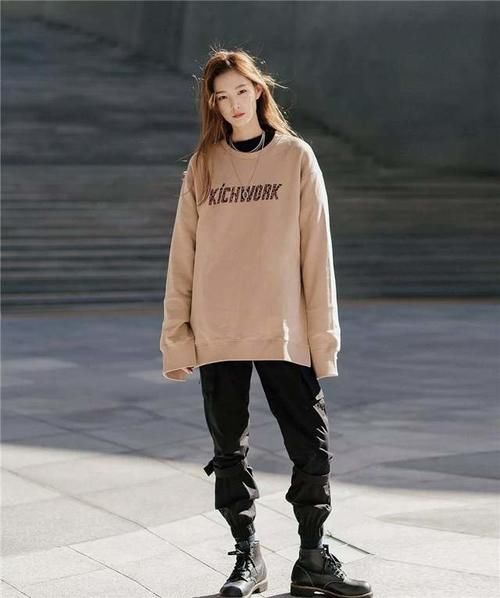 只会穿毛衣怎么能行！“卫衣”才是时尚王者，时髦精们都在这样穿