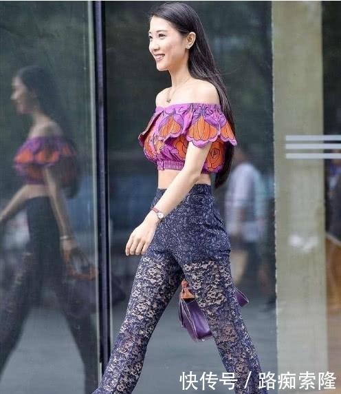 街拍美女:清凉女神逛街,满脸笑容很自信