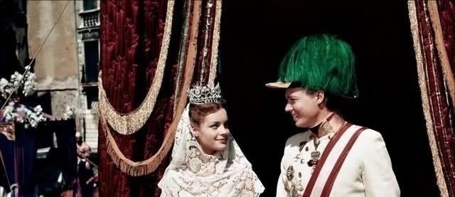 奥地利&茜茜公主:在姐姐的相亲会上得到王子的爱情,丈夫出轨后周游列国