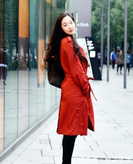 长发披肩|街拍：美女时尚的穿搭，展现丰腴曼妙的身材，知性优雅