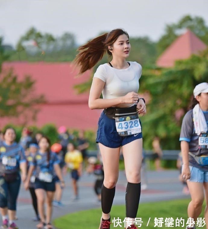 马尾辫 街拍;马尾辫发型怎么弄好看, 时尚达人教你怎么变青春靓丽!