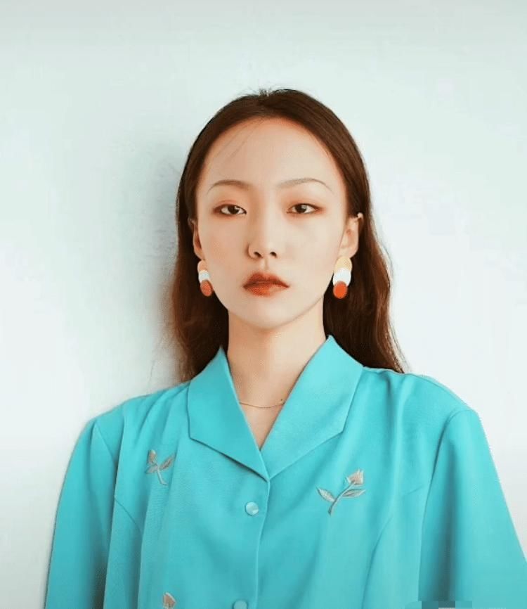坐拥千万粉丝的贝勒爷从不化妆出镜是怕我们沉迷她的颜值