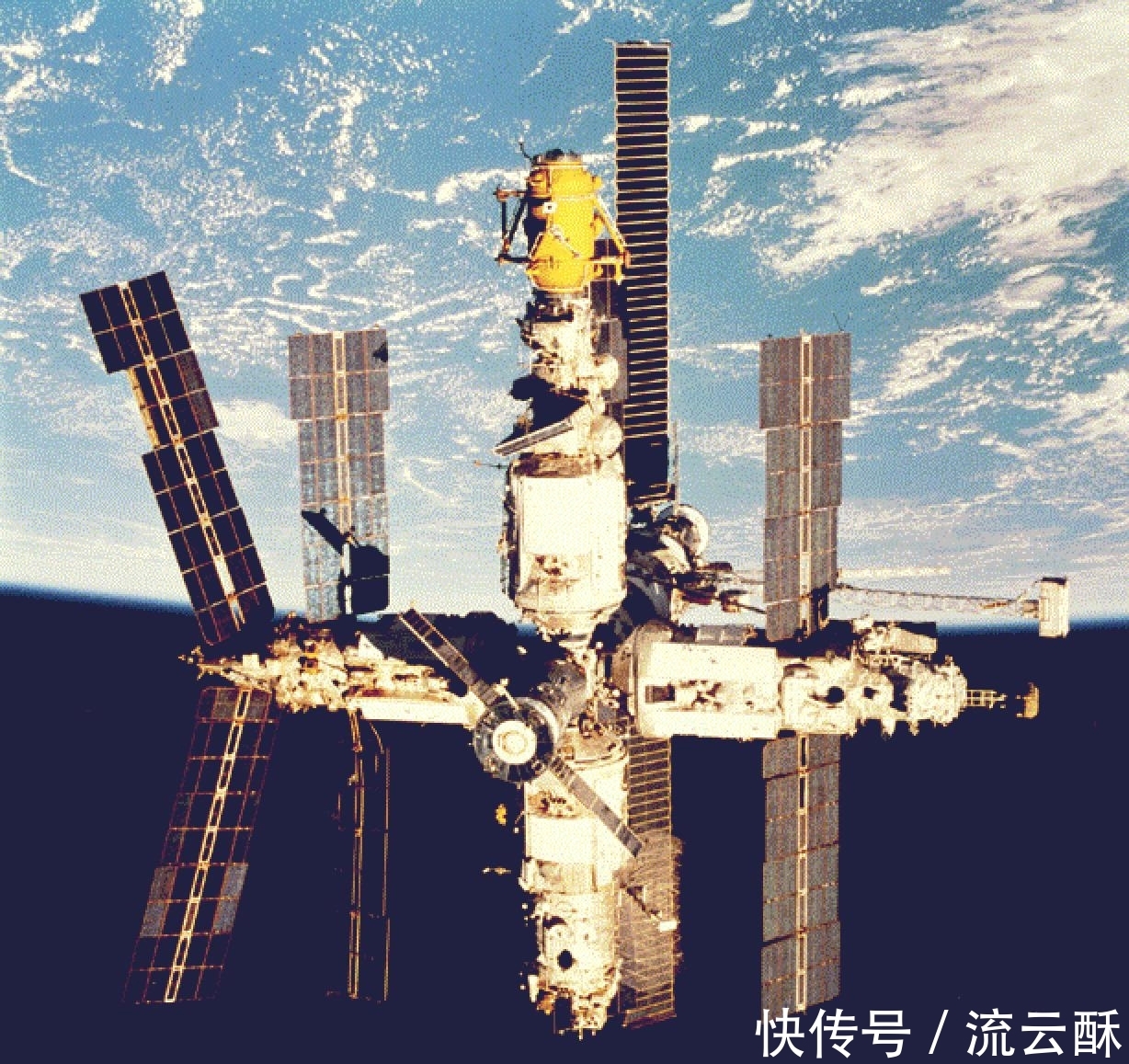 天問(wèn)一號(hào) 天宮空間站看地球蔚為壯觀,核心艙太陽(yáng)翼?yè)岀R!臨淵羨魚(yú)成過(guò)去式