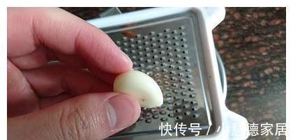 培根|煎鱼时,直接下油锅是不对的,掌握这个技巧,鱼皮不破、鱼肉不散