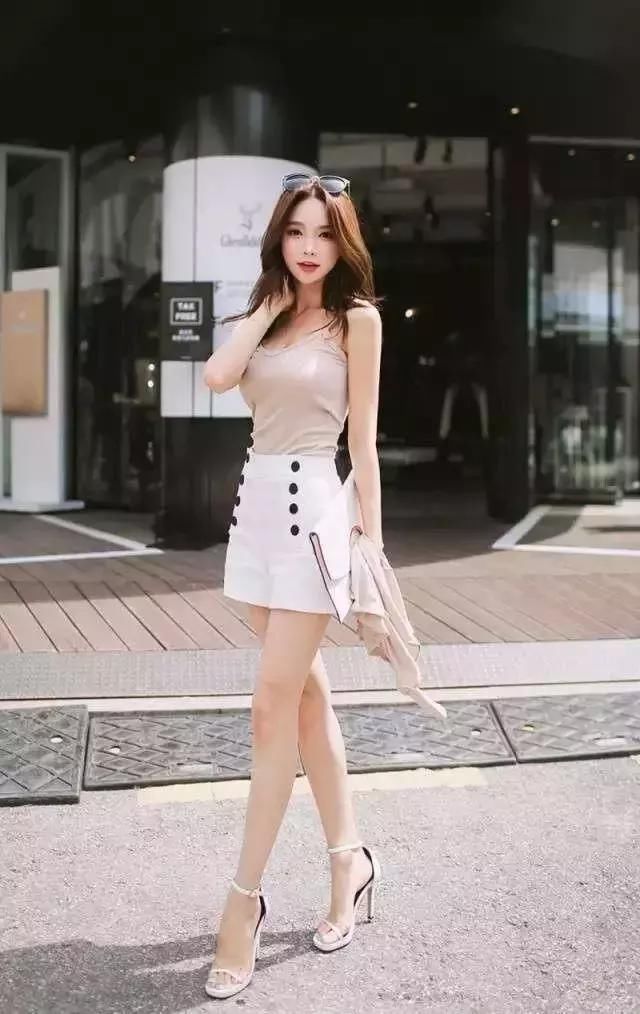 高跟鞋的搭配,展现出女性成熟魅力的气息,显得更有女人味