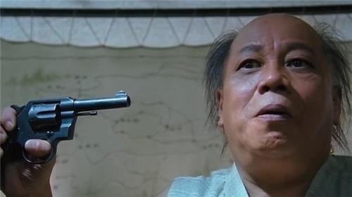 魔术$现实版“火云邪神”,给人展示徒手接子弹,最后表演却出现失误