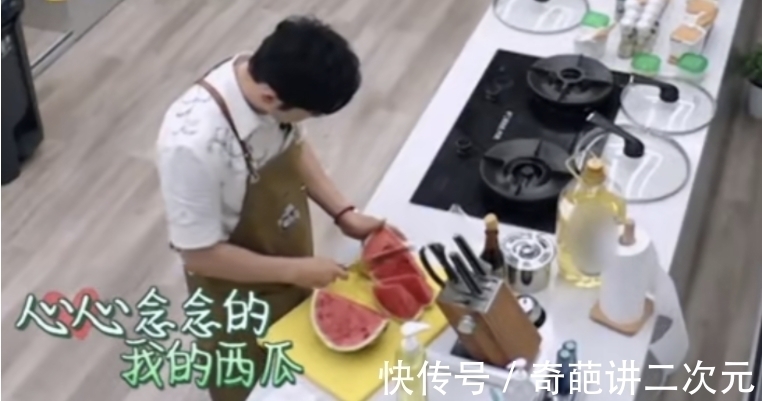 西瓜|《中餐厅》黄晓明吃西瓜啃瓜皮，谁注意到丁真的表情了？太真实了
