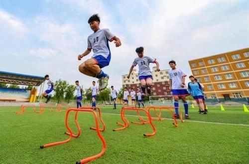 陪孩子跳绳致骨折，为了中考成绩，这届家长豁出“命”来了