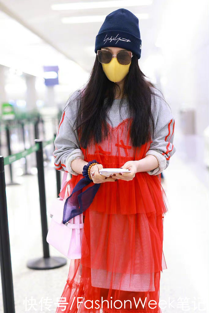 卫衣|秋季愁搭配?卫衣+裙子,时髦精的甜酷女孩搭配最in了