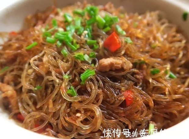 炒粉条时，有人直接炒，有人焯水大厨都错了，这才是正确方法