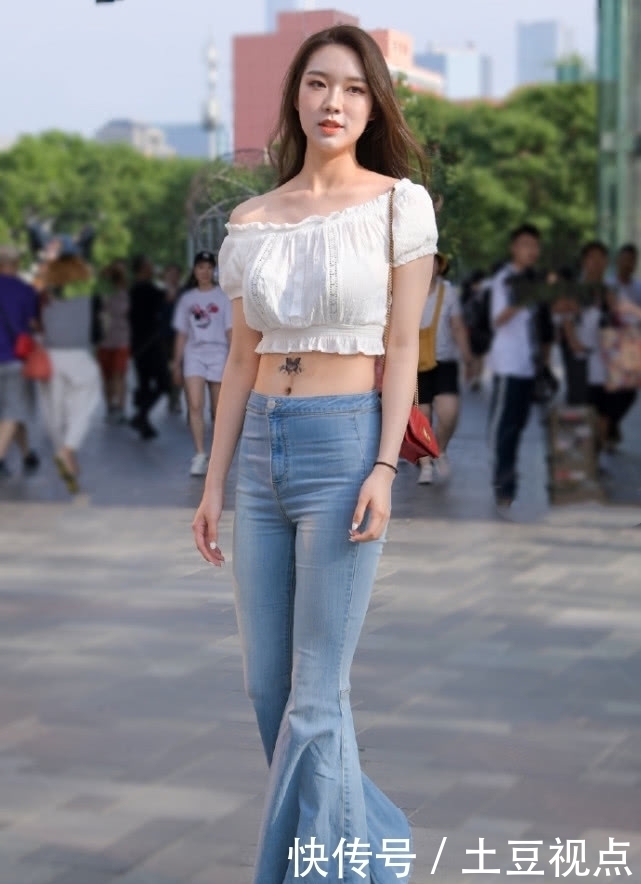设计|美女街拍微胖小姐姐爱穿牛仔裤,加上喇叭设计,美得高挑出众
