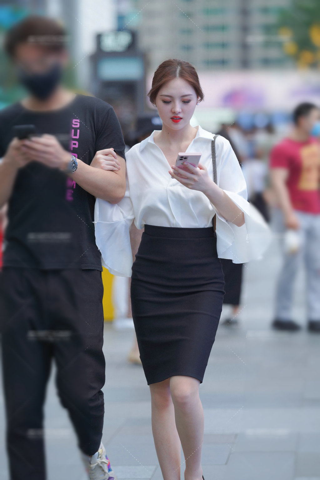 时尚|开叉的长裙总是深受成熟女性喜欢, 这种走起路来让自己飘逸又时尚