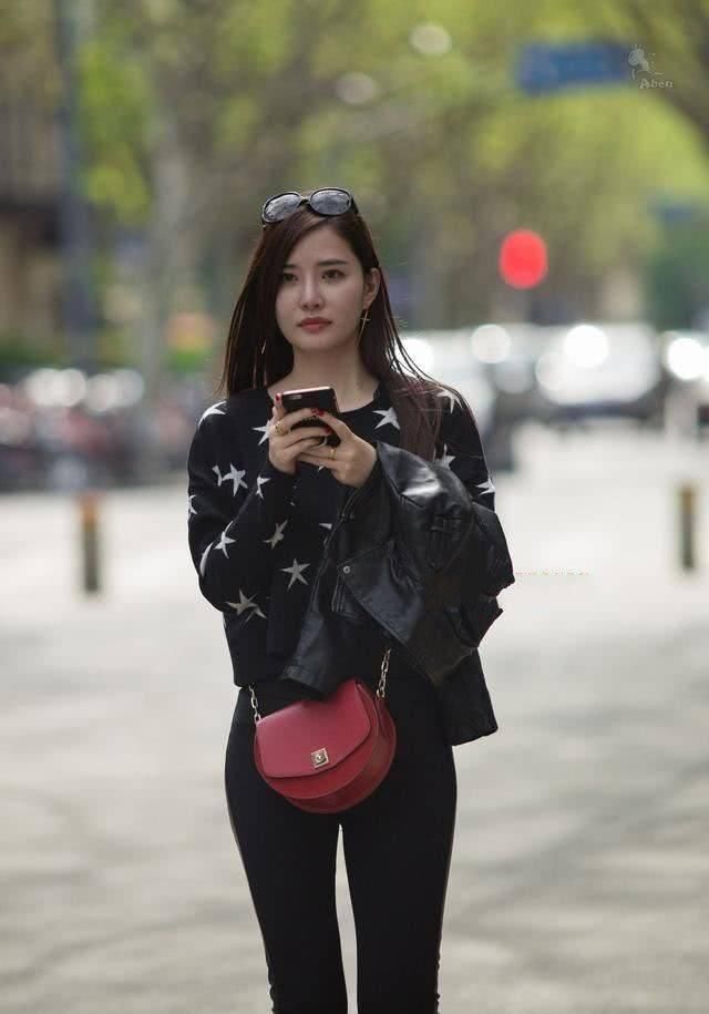 街拍高颜值小姐姐嘟嘴卖萌,时尚的紧身牛仔裤穿搭,气质十足