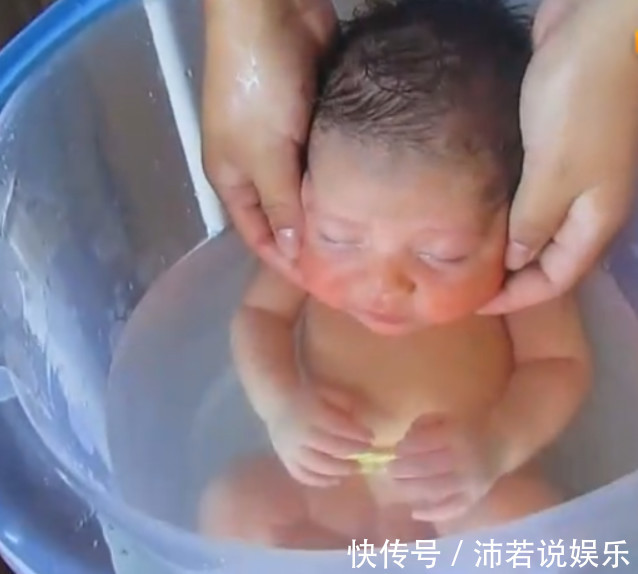 妈妈|给新生儿洗澡,她还以为在妈妈肚子里,简直不要太可爱!
