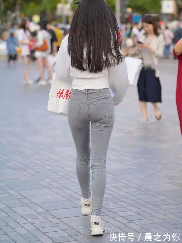 运动衫 时尚气息,白色短款卫衣,营造出一种年轻时尚的感觉