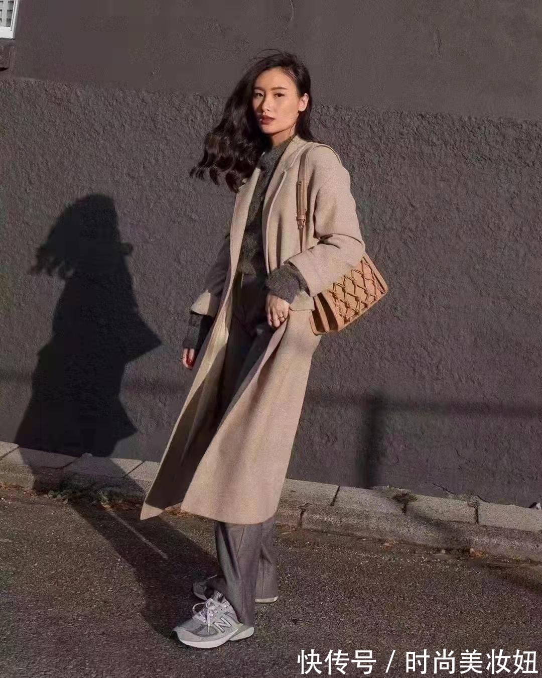 大衣 最近火了一种穿搭,叫“大衣+球鞋”,减龄洋气又显气质