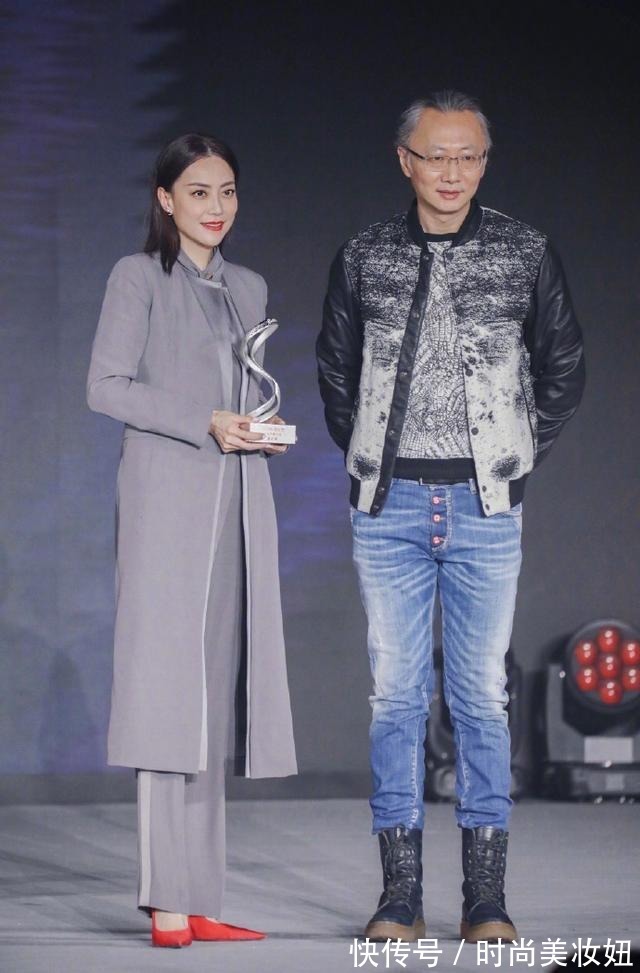 上下身 被霍汶希的身材惊艳到,穿灰色修身连衣裙,身材、气质不输女明星