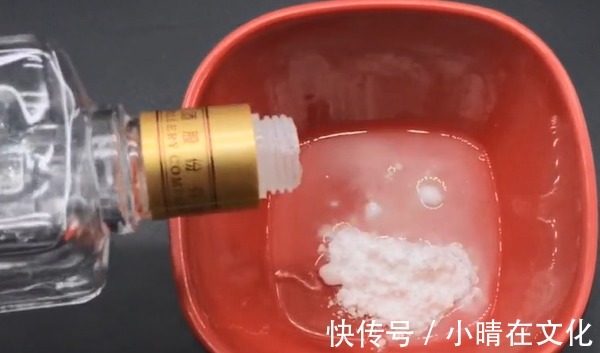 白墙脏了不用重新刷,用不值钱的东西擦一擦,立马白净如新,真棒