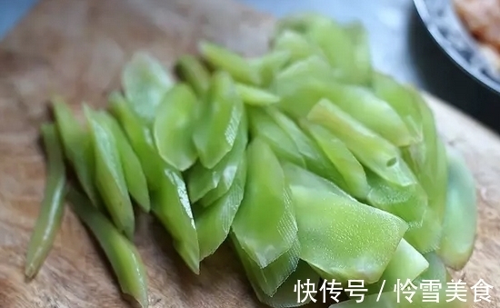 减肥|大叔家的减肥菜谱:莴笋炒鸡胸肉,滑嫩爽口,做法简单,家人爱吃